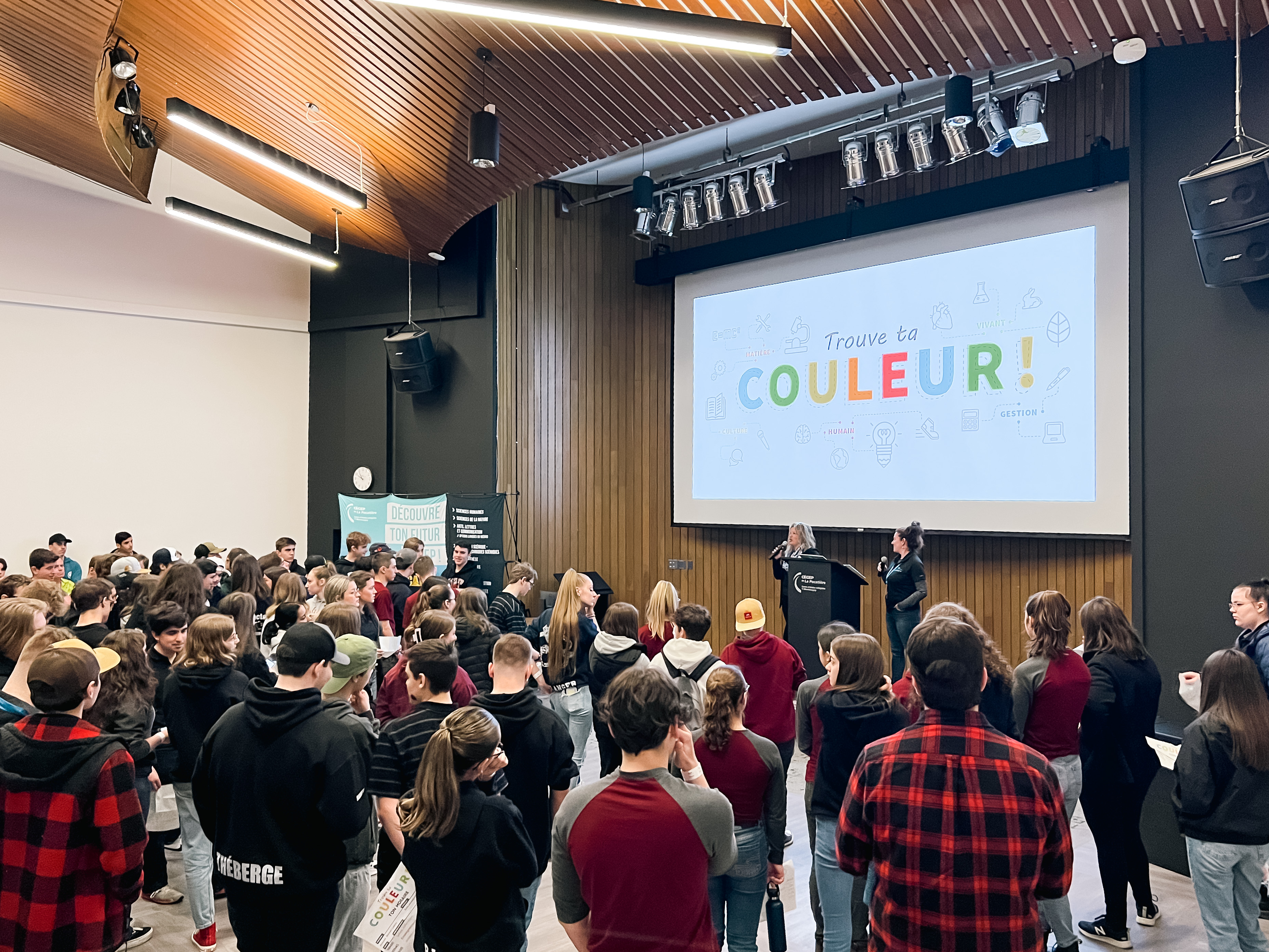 Plus de 500 élèves de 3e et 4e secondaire ont participé à l’activité Trouve ta couleur! organisée par le Cégep de La Pocatière avec la collaboration de l’Institut de technologie agroalimentaire du Québec, campus de La Pocatière.